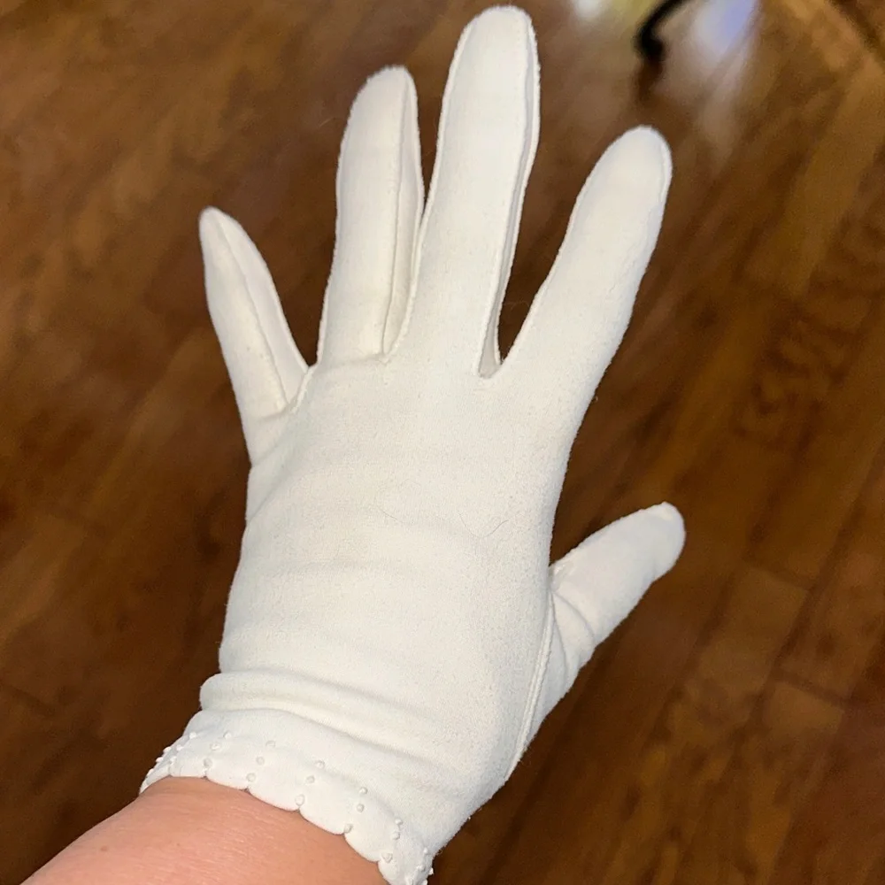 Vintage 60s Creamy White Cotton Scalloped Hem Wrist Gloves‎